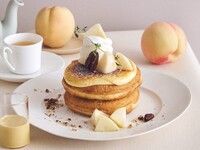 【Starting 7/1】 Drink Set / Pancakes with fresh white peaches and burnt crème brûlée, served with Earl Grey milk tea sauce