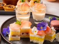 【平日限定：贅沢イブニングハイティー】季節ティーフード＆パフェと選べるメイン＋スパークや紅茶等120分フリーフロー