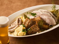 “Early Bird SEVEN”: 20% off dinner buffet with one complimentary drink (Sat, Sun, Holidays)