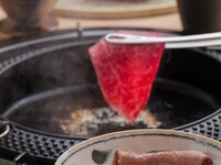 個室確約！新【すき焼きorしゃぶしゃぶコース】和牛を楽しむコースをご提供！すき焼きもしくはしゃぶしゃぶをお選びいただきます。「和牛の王道ユッケ」「厳選ヒレ肉の旨辛ブリオッシュカツサンド」をご提供。