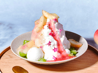 [Premium shaved ice with domestic white peaches and Shine Muscat from Yamanashi Prefecture] with Moët & Chandon