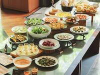 July 17 onwards: [Weekday Lunch] Salad & appetizer buffet + choice of main course + free-flow sparkling wine (2 hours)
