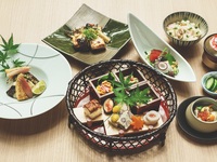 【Dinner Course】Assorted appetizers + three main dishes + rice/side dish – a total of 5 courses + glass of sparkling wine