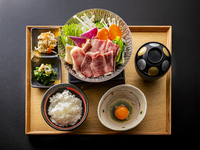 【점심 한정】 신선한 채소와 함께 맛보는 “고베규 스키야키 정식” ★ 밥 대용량 무료