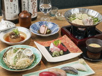 September–October [Colorful Sushi Course]: ‘Hot pot with seasonal fish and Hokkaido scallops in golden broth’ & ‘Assortment of 5 Edomae-style sushi’ – 5,000 yen (excluding tax)