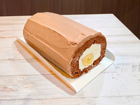 実DAY 限定　ブラックロールケーキ　約15センチ