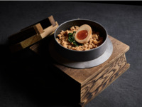 Grilled yakitori and “freshly cooked rice in a pot” served in a basket