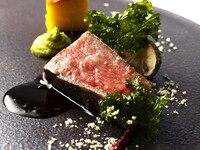 【日本季节性套餐】以和牛为主料的主厨推荐套餐，附赠杯装香槟，保证靠窗座位