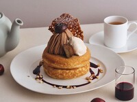[September Only (※Starting Sept 2)] Weekday-exclusive discounted all-you-can-drink set / Pancakes with Montblanc and praline cream, served with blackcurrant sauce