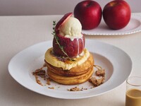 【9/2～スタート】ドリンクセット /   まるごとリンゴと焦がしブリュレのパンケーキ アールグレイカスタードソース