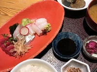 Lunch Sashimi Gozen" - A time to enjoy colorful, fresh seasonal fish with all five senses (weekdays only)
