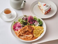 【デザート＆ドリンク付きのスペシャルブランチ】とろとろ豚ときのこ、れん根のトマトジンジャーオムレツライス