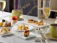 11/1～[Weekdays 11:30–13:30: Counter or indoor table seating] Individual reservations only (Mon–Thu). Afternoon tea with free-flowing champagne.