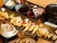 【Chỉ được gọi 1 đồ uống】 Món súp hấp trong bình đất và mâm tempura 16 loại nhỏ