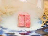 個室確約【 記念 コース】周年記念のスペシャリテ「けんしろう焼き　〜瞬間燻製〜」「メンチカツカツサンド　〜自家製ソース〜」「白いフリージング冷麺」更に厳選された焼き物7種をご提供