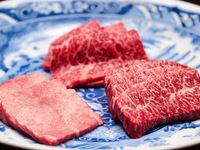 個室確約　新【銀座ちかみつ焼肉百名店2025受賞記念コース】「厳選和牛の蟹・いくらユッケドッグ」「メンチカツサンド　〜自家製ソース〜」さらに厳選された焼き物7種をご提供。