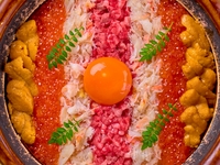 Private room guaranteed. This autumn’s [VIP Course] features “Wagyu uni yukke dog,” “thick-cut black hair Wagyu tongue,” “thick-cut Chateaubriand brioche cutlet sandwich,” and “Wagyu and matsutake mushroom hot pot set.”