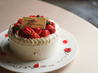 [Dinner Nature x Anniversary] Whole cake & toast with a glass of champagne! Dessert with a message plate for a special day