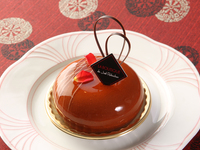 Marie-Antoinette — Mousse au chocolat parfumée à la pomme et à la rose