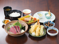 【ねぼけ定食】お昼限定の特別献立。祢保希自慢の鰹たたきが楽しめる定食です。