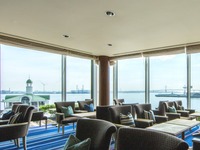 [Web reservation only; window seat guaranteed] <Includes strawberry champagne or Christmas cocktail> [Amaou Strawberry Afternoon Tea – Christmas Edition & 25 types of free-flowing coffee | 10,800 yen]