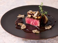 《Dining Seating》 [12/19–27 | Christmas Menu 2026] A luxurious full-course meal featuring roasted lobster, Kuroge Washu beef, and more.