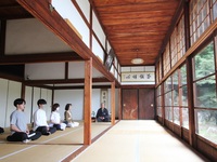 【高台寺月真院 × AKAGANE】京都・東山の非公開寺院で座禅体験付きアフタヌーンティー