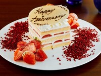 ストロベリーショートケーキ 7cm x 7cm 季節のデコレーションフルーツ付き