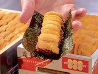 【premiumコース】季節限定「特選和牛ヒレの焼きすき　〜トリュフ、濃厚卵黄〜」「厳選和牛の雲丹ユッケドッグ」「厳選ヒレ肉のブリオッシュカツサンド」を含むスペシャリテが全て詰まったコースです。