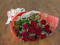 フェスティブシーズン【記念日やお祝いに】バラ12本とかすみ草の花束