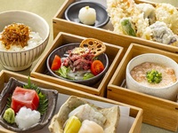 【Web予約 / 選べる乾杯ドリンク付き】鮮魚のお造りや5種の天ぷらからなるカジュアルランチ「十二颯小箱」