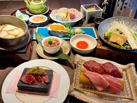 11,12月『寒ぶり＆黒毛和牛すき焼き小鍋』＆『かにいくら鮨小丼』『豪州和牛＆北海道ふぐの石焼きステーキ』『鯛ひつまぶし』5,454円(税抜) 