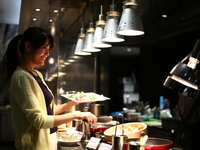 【12月・平日】ランチ！オープンキッチンからの出来立て料理が大人気！スイーツも登場！