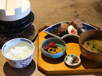 Lunch mit Reis aus dem Tontopf (geschmort)