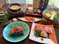 Nov 1 onwards: Weekday-exclusive [Sea Bream Shabu-Shabu Lunch] ‘Golden Broth Shabu-Shabu with Cold Season Sea Bream’, ‘Wagyu Beef Sushi & Grilled Premium Domestic Beef Steak’, ‘Crab Rice Bowl served in a pot’. Special weekday price: 2,800 yen