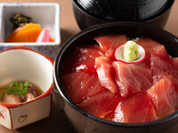 【まぐろ漬け丼】サラダ・デザート・スープ・コーヒービュッフェ付き