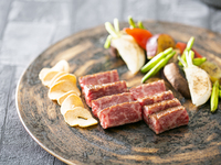 【最高の結婚記念日：土日祝】花束＋アニバーサリープレート30文字付き記念日！鮮魚と精選国産牛フィレ・ロースの食べ比べランチ